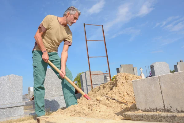 Muž Odhazující Písek Hřbitově — Stock fotografie