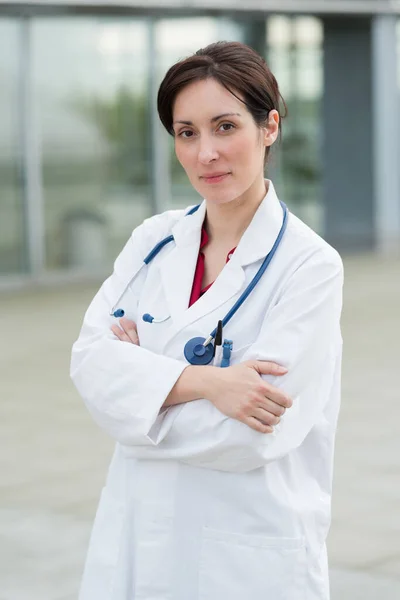 Portrait Female Doctor Standing Hospital — Φωτογραφία Αρχείου