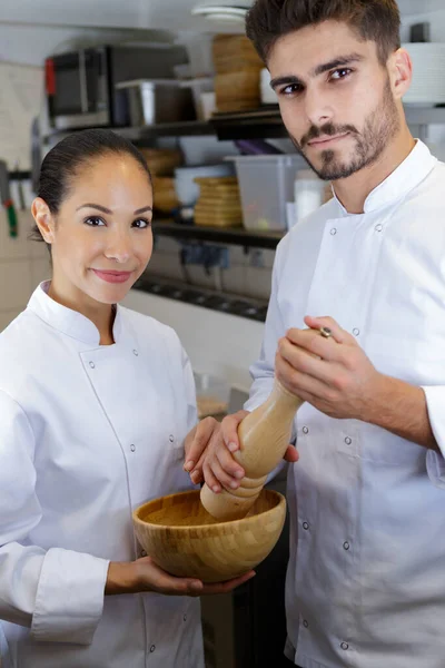 Feliz Chef Masculino Femenino — Foto de Stock