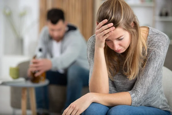 Mujer Triste Porque Hombre Está Bebiendo Alcohol —  Fotos de Stock