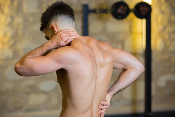 Levantador Pesas Masajeando Sus Músculos Espalda —  Fotos de Stock