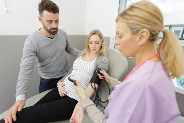 Junge Schwangere Frau Mit Arzt Krankenhaus — Stockfoto