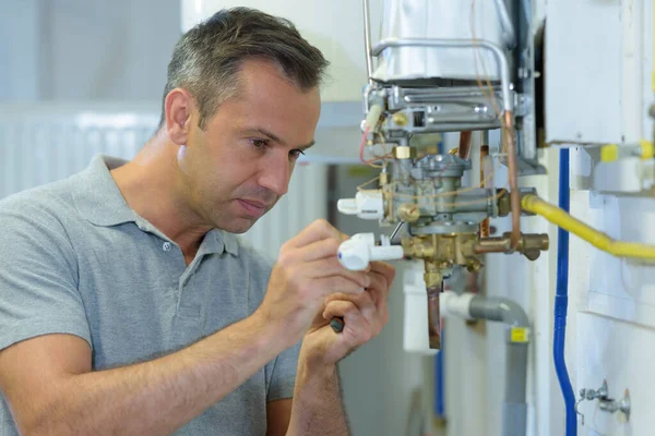 Engenheiro Masculino Reparando Uma Caldeira Gás — Fotografia de Stock