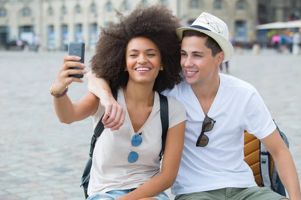 Coppia Facendo Selfie Vista Vedere Città Destinazione — Foto Stock