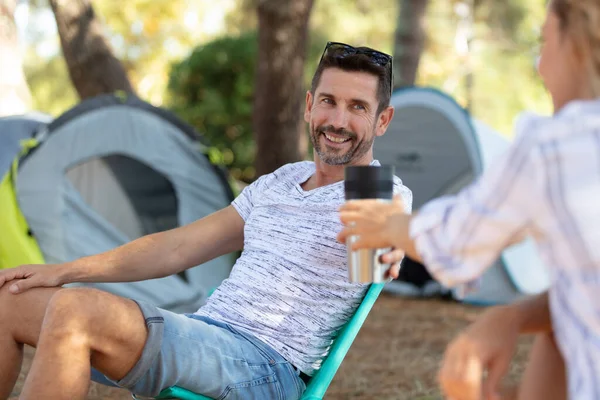 Alegre Pareja Camping Vacaciones Pasando Una Bebida Caliente —  Fotos de Stock