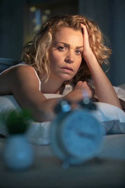 Kobieta Obudzić Się Łóżku Cierpiących Bezsenność — Zdjęcie stockowe