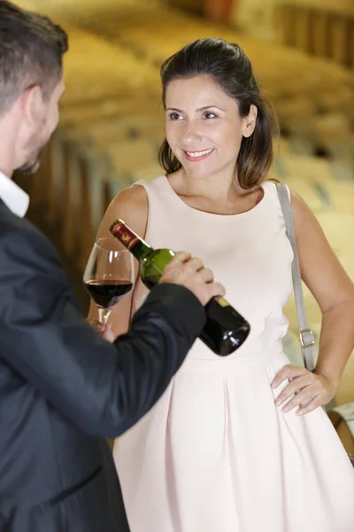 Couple Choisissant Une Bouteille Vin Dans Une Cave Vin — Photo