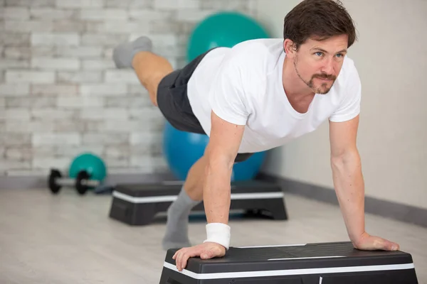 Jonge Man Workout Fitnessclub — Stockfoto