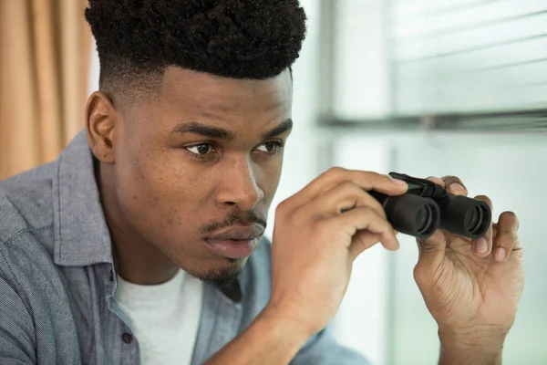 Unge Man Tittar Genom Fönstret Med Kikare — Stockfoto