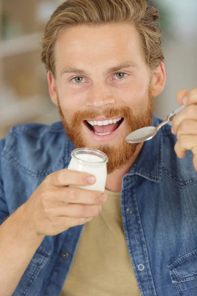 Młody Człowiek Jedzący Jogurt — Zdjęcie stockowe