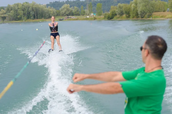 女性に水上スキーの位置を示すコーチは — ストック写真