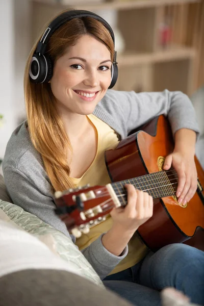 Szczęśliwa Młoda Kobieta Gra Gitarze — Zdjęcie stockowe