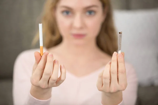 拿着买的香烟和手卷香烟的女孩的肖像 — 图库照片