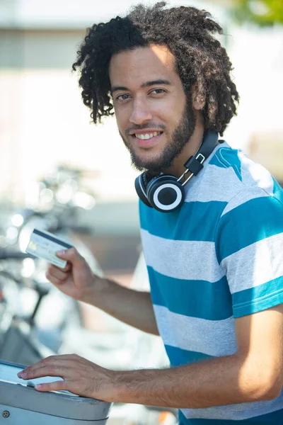 Homem Hipster Usando Fones Ouvido Segurando Cartão Bancário — Fotografia de Stock