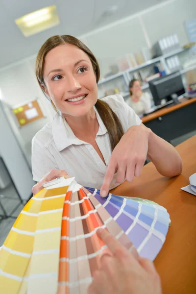 Arbeitnehmerin Wählt Ein Farbschema — Stockfoto