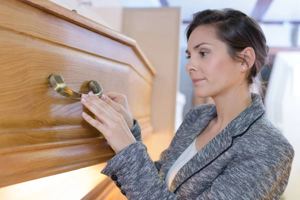 Woman Inspecting Coffin Design — Stock Photo, Image