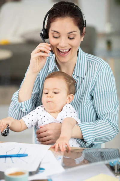 Moeder Het Houden Van Haar Pasgeboren Terwijl Werken Home Office — Stockfoto