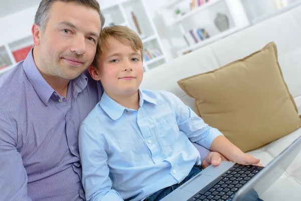 男人和年轻男孩用的笔记本电脑 — 图库照片