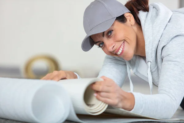 Smiling Female Worker Roll Linoleum — Stock Photo, Image