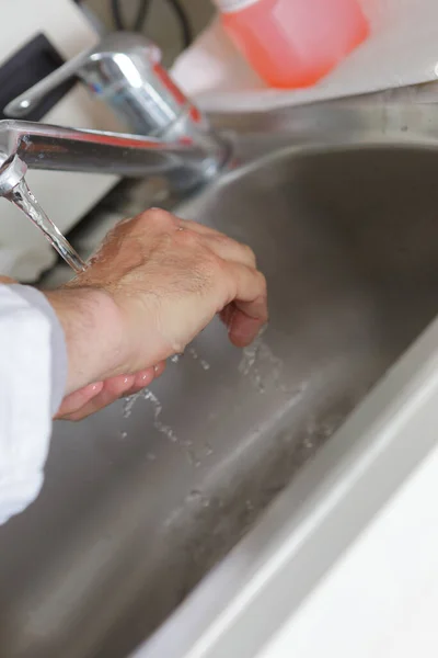 Médico Masculino Lavar Mãos — Fotografia de Stock