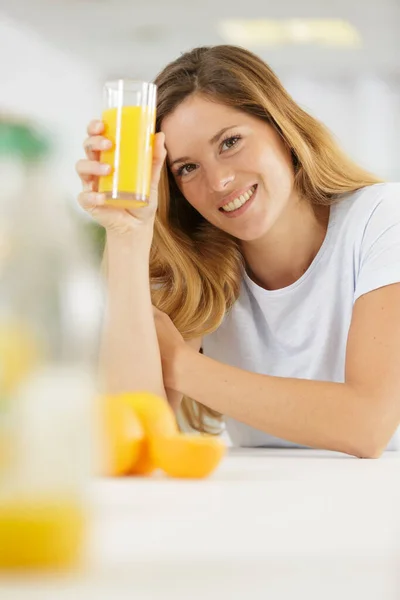 美丽的年轻女子 一杯橙汁 — 图库照片