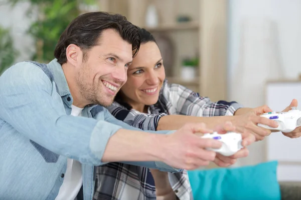 一对夫妇玩电子游戏的镜头 — 图库照片