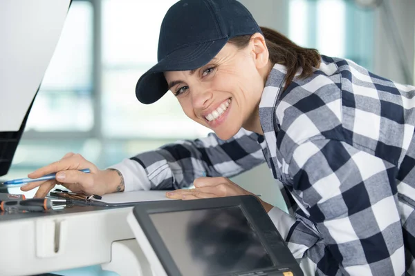 Happy Woman Doing Printer Maintenance — Stockfoto