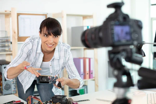 Female Vlogger Recording Computer Repair Blog — Stock Photo, Image