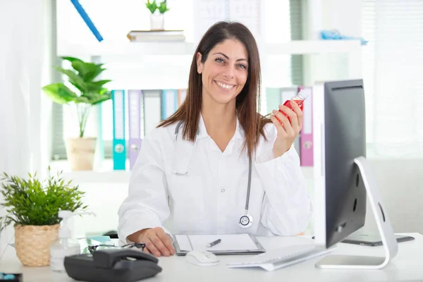 Ženský Doktor Pracující Kanceláři Usmívající Kameru — Stock fotografie
