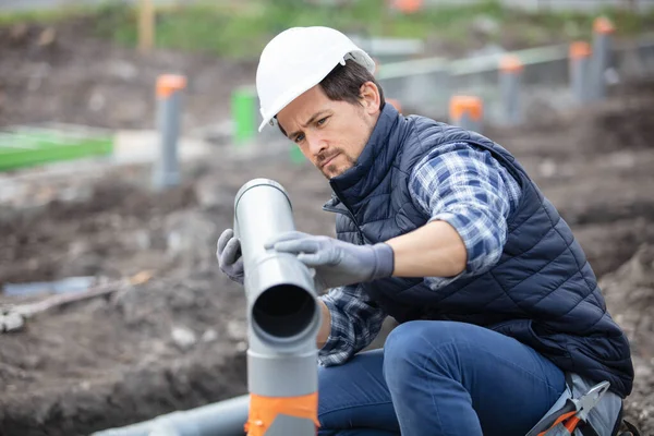 Bauarbeiter Montiert Rohr Auf Fundament — Stockfoto