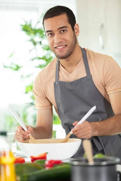 Schöner Mann Kocht Hause Und Bereitet Salat Küche — Stockfoto