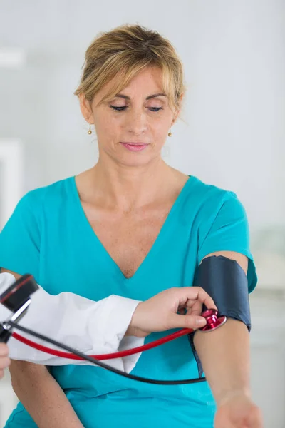 Médico Está Verificando Pressão Arterial Paciente — Fotografia de Stock