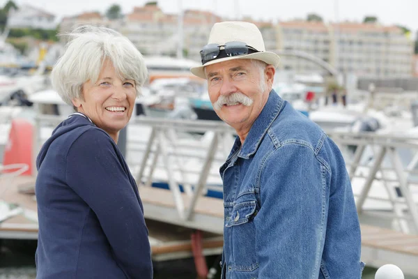 Yat Limanındaki Yaşlı Bir Çiftin Portresi — Stok fotoğraf