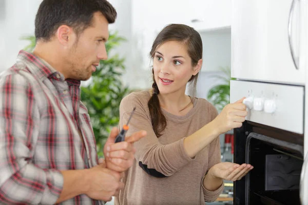 Mulher Com Empreiteiro Cozinha Discutindo Reparação — Fotografia de Stock