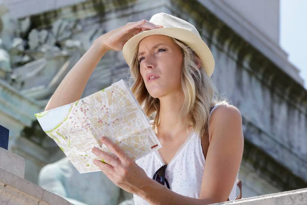 在户外地图上搜寻城市目的地的女性游客 — 图库照片