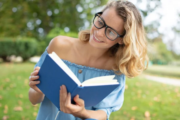 戴眼镜的女人在公园看书 — 图库照片