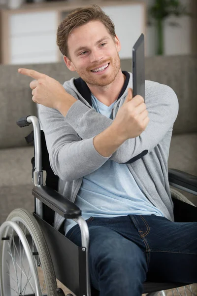 기사보기 휠체어에 장애인 태블릿 동영상을 의사소통을 — 스톡 사진