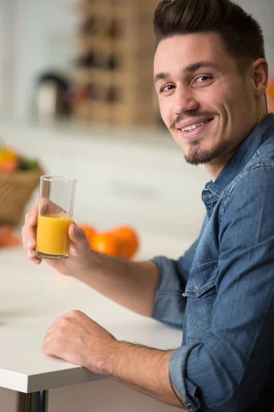Ung Man Hålla Glas Apelsinjuice — Stockfoto