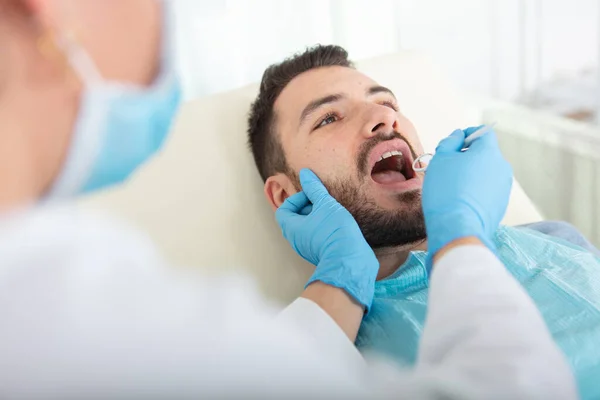 Стоматолог Вставляє Дзеркало Рот Пацієнтів Чоловічої Статі — стокове фото