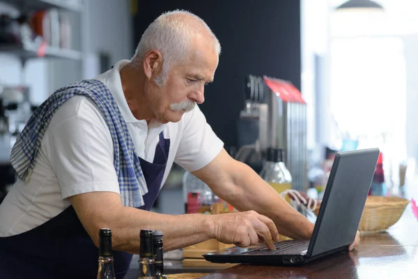 Starszy Barman Pracuje Komputerem — Zdjęcie stockowe