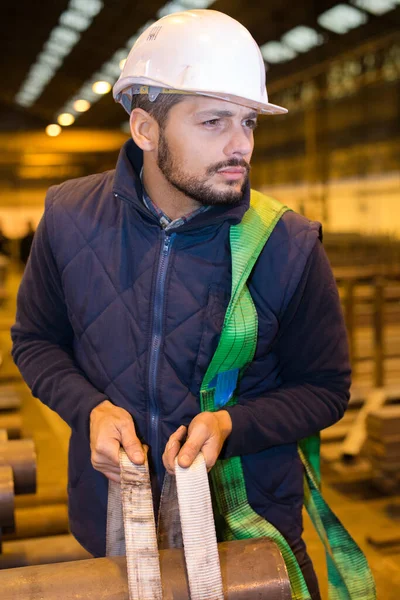Arbetstagare Med Industriell Hissa Med Kedjan Fabrik — Stockfoto