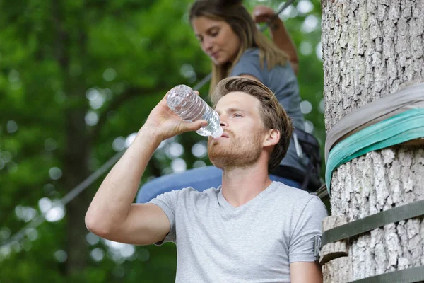 Ung Man Dricker Vatten Naturen — Stockfoto