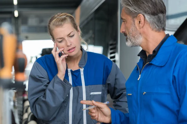 Kobieta Mechanik Warsztacie Samochodowym Rozmawiając Telefon Komórkowy — Zdjęcie stockowe