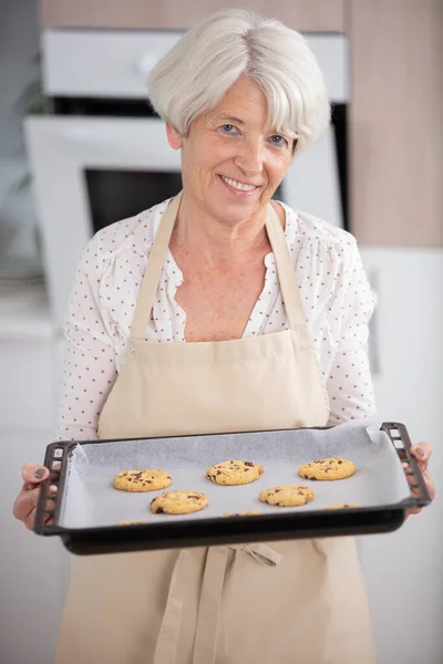 Happy Old Woman Presenting Tray Self Made Cookies — Stock Photo, Image