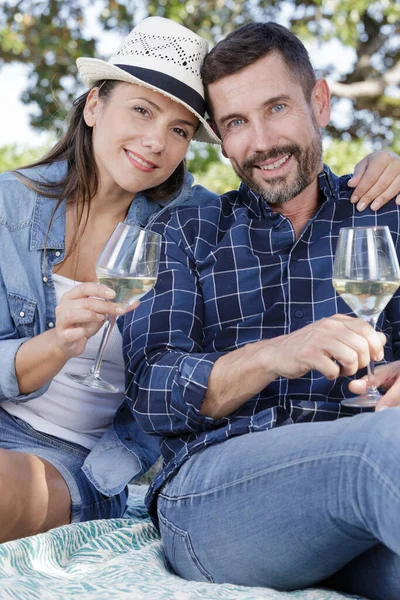 Güzel Çift Şarap Içiyor — Stok fotoğraf