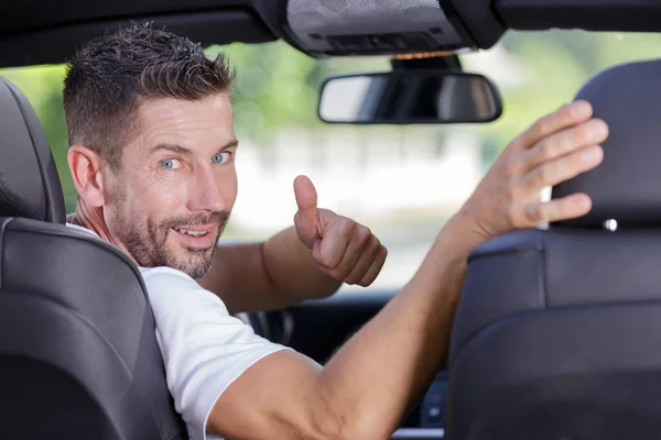 Szczęśliwy Człowiek Siedzący Samochodzie Pokaż Auto Lub Salon — Zdjęcie stockowe