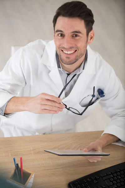 Šťastný Lékař Čtení Lékařské Dokumentace — Stock fotografie
