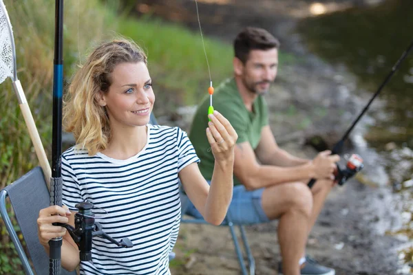 Halrudat Tartó Házaspár Együtt Horgászik Folyó Közelében — Stock Fotó