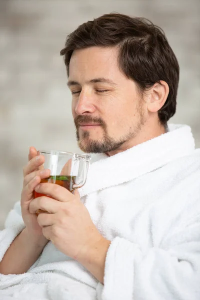 おいしい熱いお茶の匂いを楽しむ幸せな男 — ストック写真