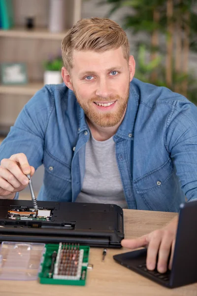 Estudante Masculino Durante Reparação Seu Laptop — Fotografia de Stock